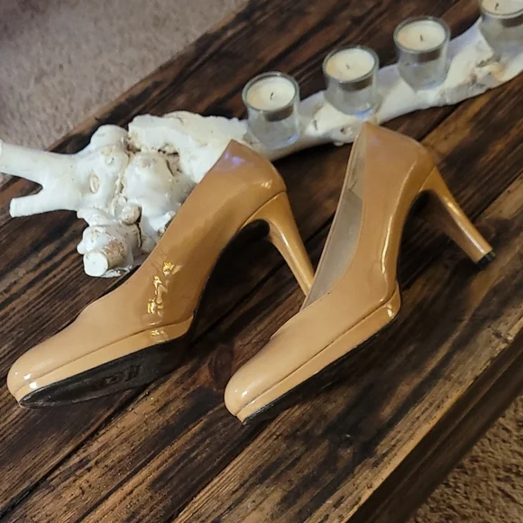 Stuart Weitzman Hummus Aniline Patent Leather Pumps Rounded Toe - Picture 5 of 15